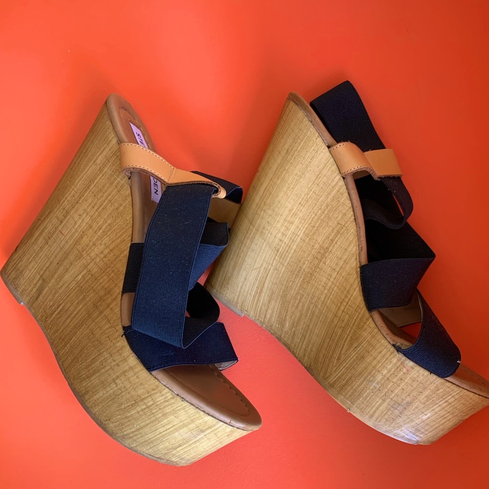 Super comfy Steve Madden wooden platform strappy wedges. Gently used